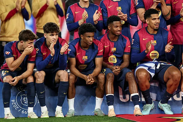 fc barcelona players celebrate t كارثة جديدة تضرب دفاع برشلونة قبل انطلاق الموسم الجديد!