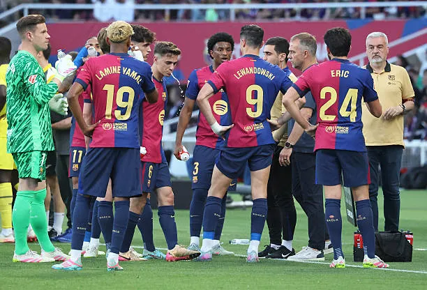 hansi flick coaches during the m مفاجأة.. برشلونة يتحرك رسميًا لحسم أولى الصفقات الهجومية
