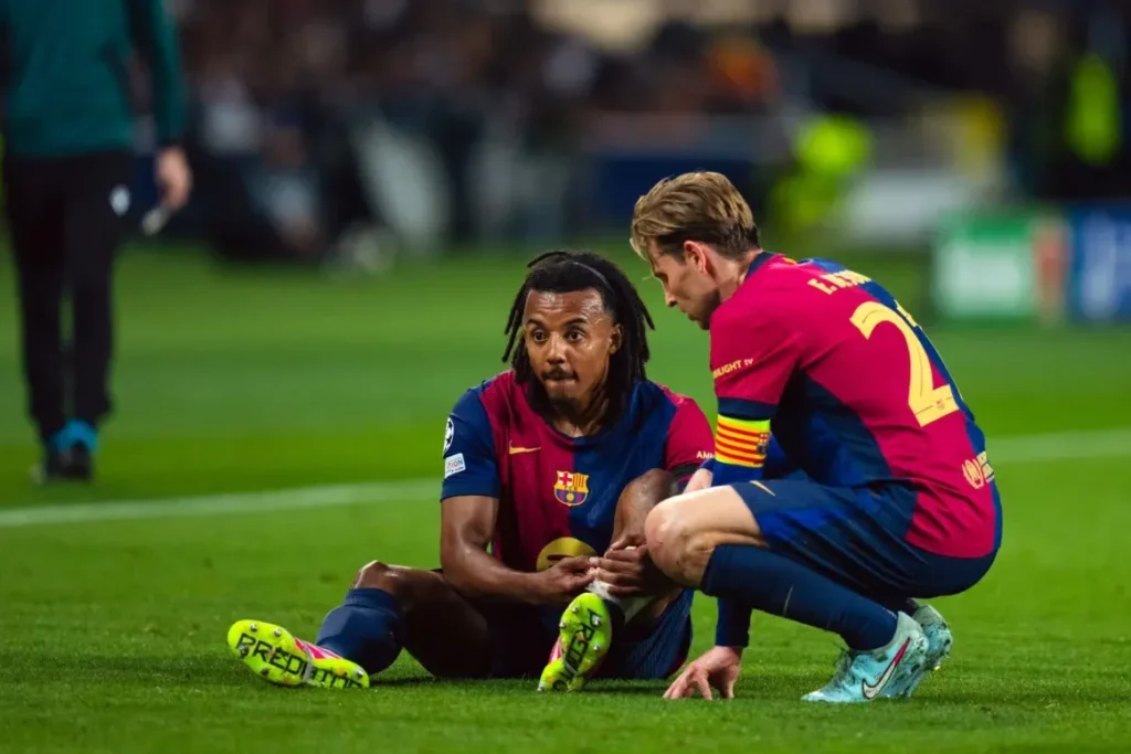 صدمة للجماهير.. برشلونة يعلن تفاصيل إصابة كوندي