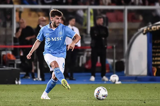 lecce italy billy gilmour of ssc نابولي يواجه بارما في مباراة مصيرية بالدوري الإيطالي