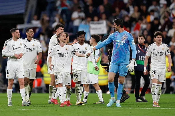 madrid spain the real madrid squ رحيل جماعي يضرب ريال مدريد.. وداع مؤثر للمدرب وثلاثي الفريق بعد نهاية الليغا!