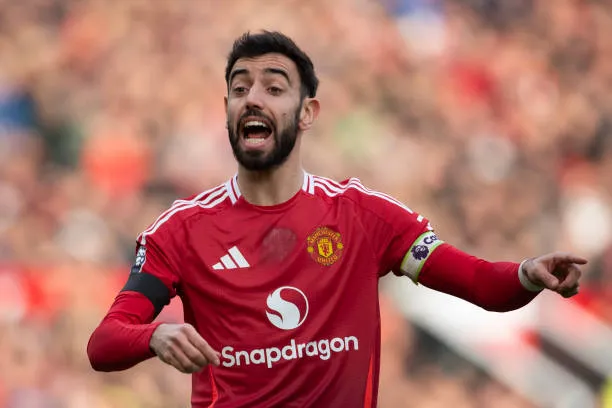 manchester england bruno fernand 2 مانشستر يونايتد يستضيف أستون فيلا في ختام موسم كارثي على ملعب أولد ترافورد