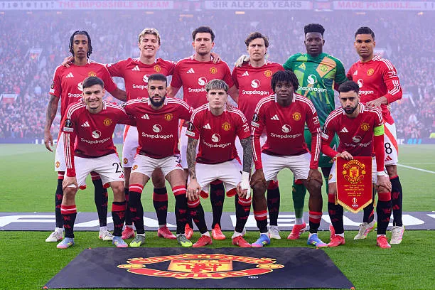 manchester england leny yoro ras مفاجأة .. نادي نيوم يحسم التعاقد مع نجم مانشستر يونايتد