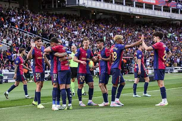 raphina of fc barcelona celebrat قرار مفاجئ .. نجم برشلونة يقرر الرحيل الى الدوري الفرنسي!