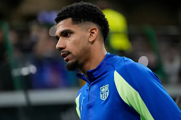 ronald araujo centre back of bar صدمة.. قرار غير متوقع من أراوخو يغضب جماهير نادي برشلونة!