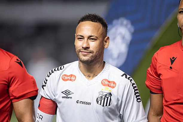 santos brazil neymar of santos l فيديو .. نيمار يفاجئ الجماهير بـ"قصة شعر غريبة" في نهائي دوري الملوك البرازيلي!