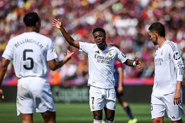 vinicius jr of real madrid talks صدمة في ريال مدريد بعد الكلاسيكو.. تصريح ناري من أحد النجوم يُشعل الأجواء داخل غرف الملابس!