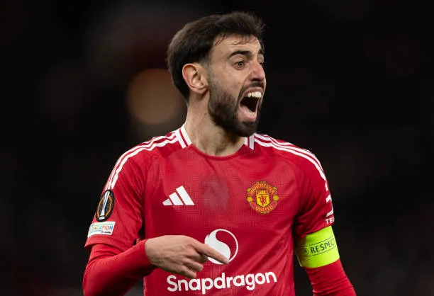 برونو فيرنانديز خلال مباراة مانشستر يونايتد ضد أتلتيك بلباو في اياب نصف نهائي الدوري الأوروبي