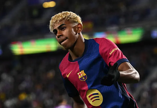 لامين يامال لاعب برشلونة المنتظر تجديد عقده
