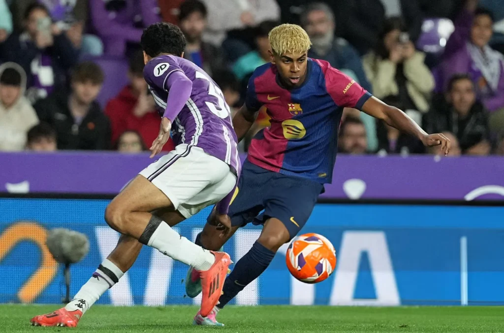 لامين يامال خلال مباراة برشلونة ضد بلد الوليد في الدوري الاسباني