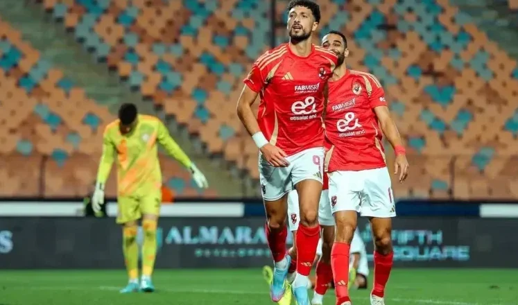 وسام أبو علي وعمرو السولية من مباراة الأهلي ضد المصري البورسعيدي في الدوري المصري الممتاز