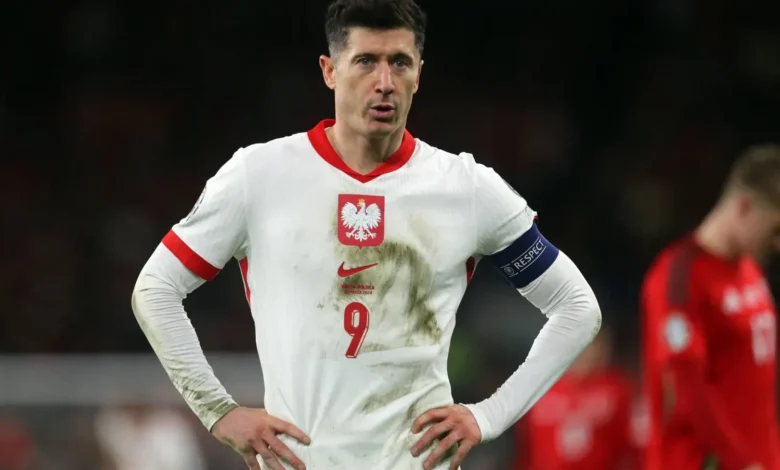 قرار مفاجئ في منتخب بولندا.. المدرب يرحل بعد أزمة ليفاندوفسكي وجيلينسكي