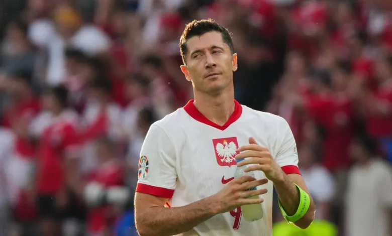 أزمات تلاحق ليفاندوفسكي نجم برشلونة.. من قاعة المحكمة إلى خلافات غرفة الملابس