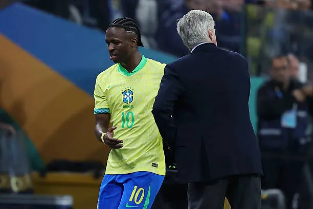 فنيسيوس جونيور لاعب منتخب البرازيل مع كارلو أنشيلوتي المدير الفني الجديد