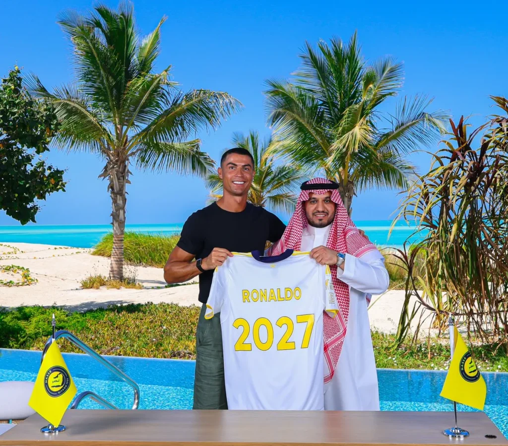 كريستيانو رونالدو يجدد عقده مع النصر السعودي