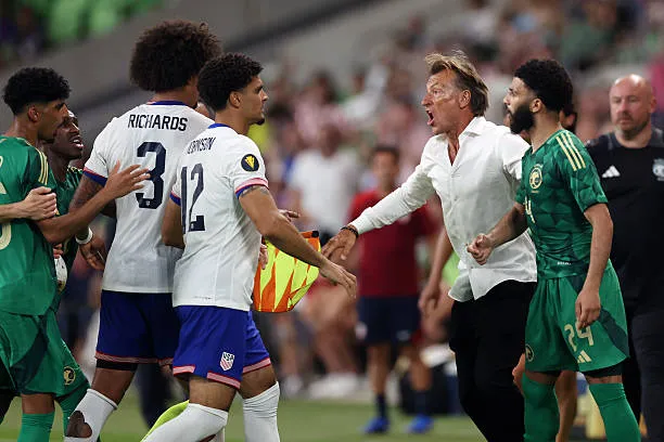 هيرفي رينارد يتدخل لمنع الاشتباك في مباراة السعودية ضد أمريكا