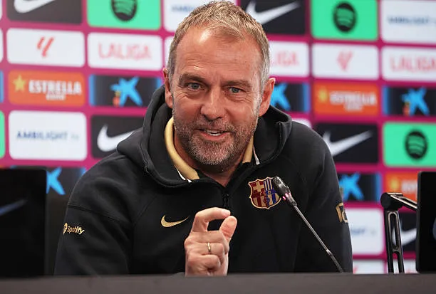 hansi flick holds a press confer هانز فليك يطلب التعاقد مع نجم الدوري الإيطالي بدلاً من لويس دياز