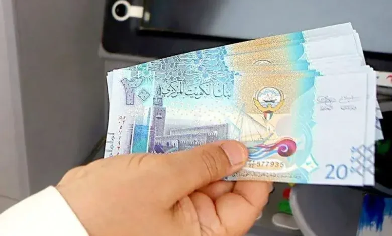 سعر الدينار الكويتي مقابل الجنيه المصري اليوم.. مفاجآت في الأسعار بالبنوك