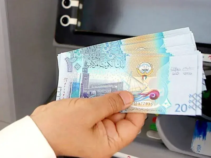 سعر الدينار الكويتي مقابل الجنيه المصري اليوم.. مفاجآت في الأسعار بالبنوك