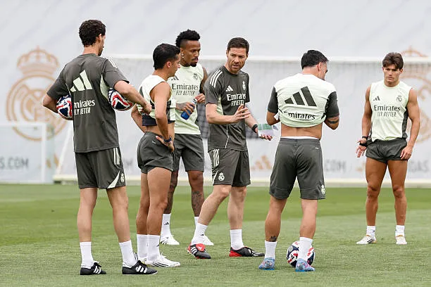 madrid spain real madrid squad i تشابي ألونسو يصدم الجميع بضم لاعب غير متوقع لكأس العالم للأندية!