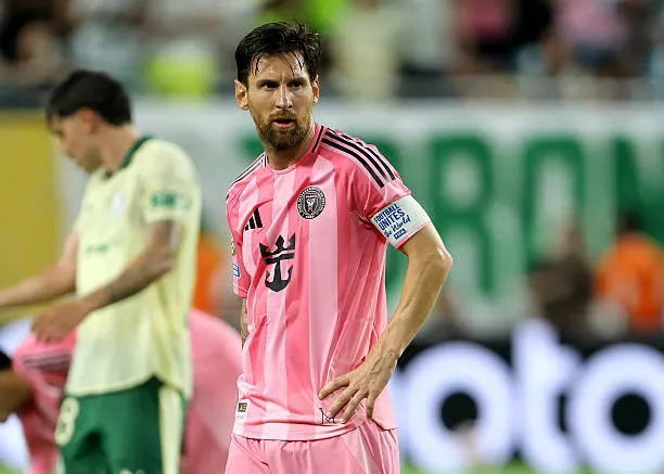 ميسي يفاجئ الجميع: مفاوضات حاسمة مع السعودية.. واللاعب يضع شرطًا غريبًا!