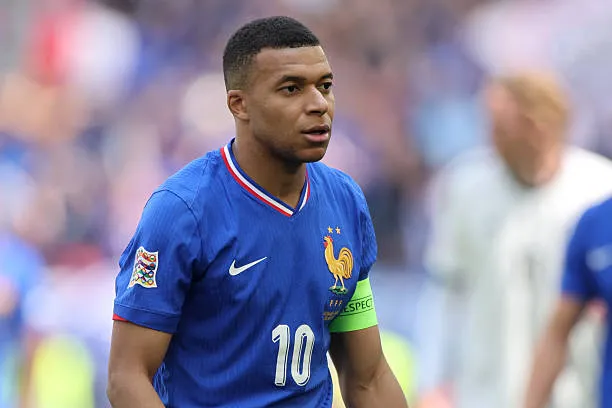 stuttgart germany kylian mbappe 1 نجم باريس سان جيرمان يُفجّرها: مبابي لا يستحق الترشح للكرة الذهبية!
