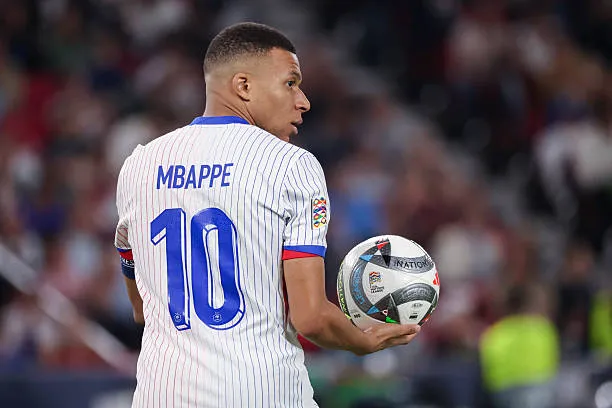 stuttgart germany kylian mbappe 2 نجم باريس سان جيرمان يُفجّرها: مبابي لا يستحق الترشح للكرة الذهبية!