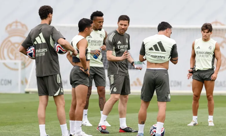 تشابي ألونسو ولاعبي ريال مدريد من التدريبات استعدادًا لمواجهة الهلال السعودي في الجولة الأولي من كأس العالم للأندية 2025