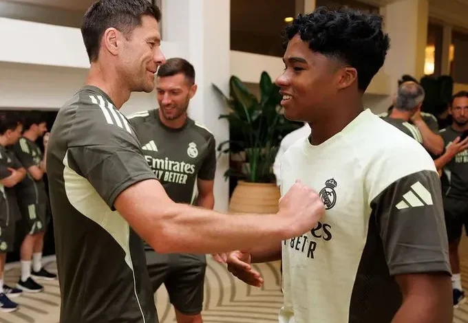 إندريك مع المدرب تشابي ألونسو خلال تدريبات ريال مدريد