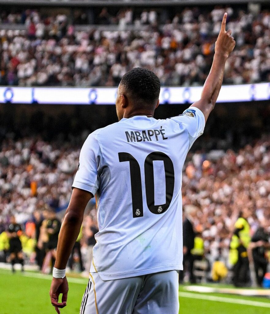 كيليان مبابي لاعب ريال مدريد بالرقم 10