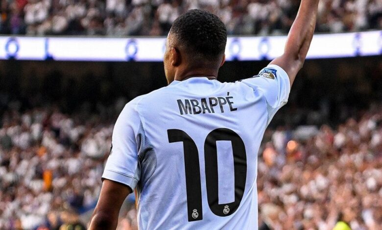 كيليان مبابي لاعب ريال مدريد بالرقم 10