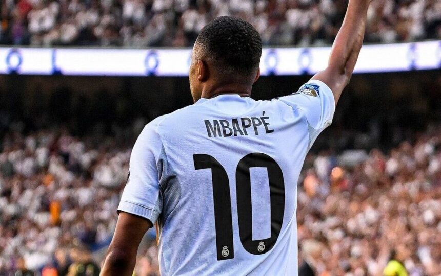 كيليان مبابي لاعب ريال مدريد بالرقم 10