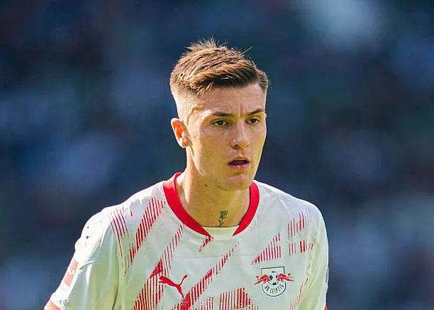 benjamin sesko of rb leipzig loo 1 ريو فرديناند يُحذر مانشستر يونايتد من التعاقد مع بنجامين سيسكو