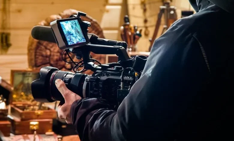 camera المخرج المغربي عز العرب العلوي يفوز بهذا اللقب