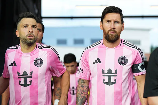 ليونيل ميسي لاعب إنتر ميامي مع جوردي ألبا