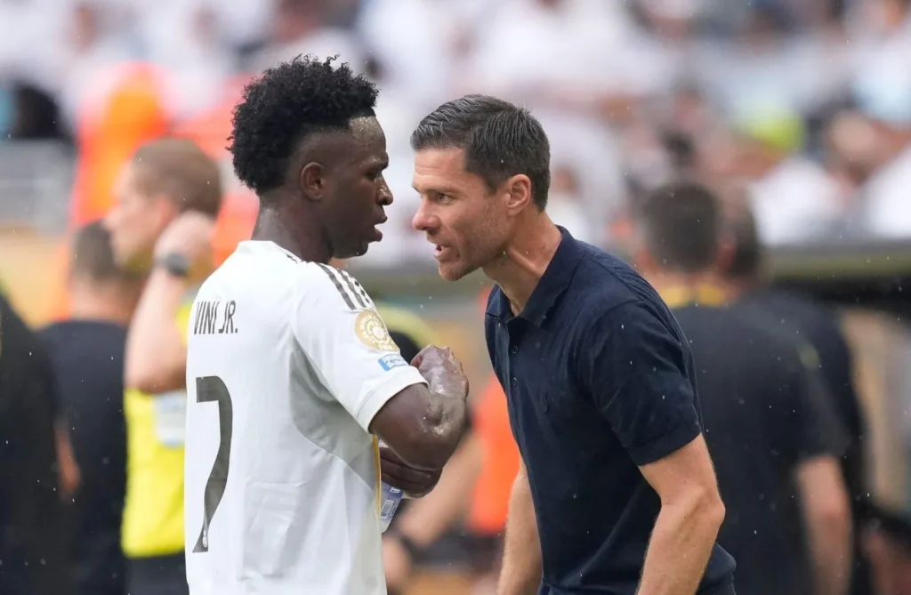 فينيسيوس جونيور لاعب ريال مدريد مع تشابي ألونسو