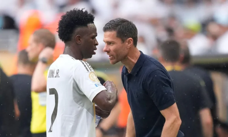 فينيسيوس جونيور لاعب ريال مدريد مع تشابي ألونسو