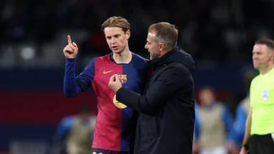 هانز فليك مدرب برشلونة مع فرينكي دي يونغ