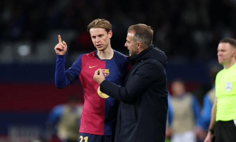 هانز فليك مدرب برشلونة مع فرينكي دي يونغ