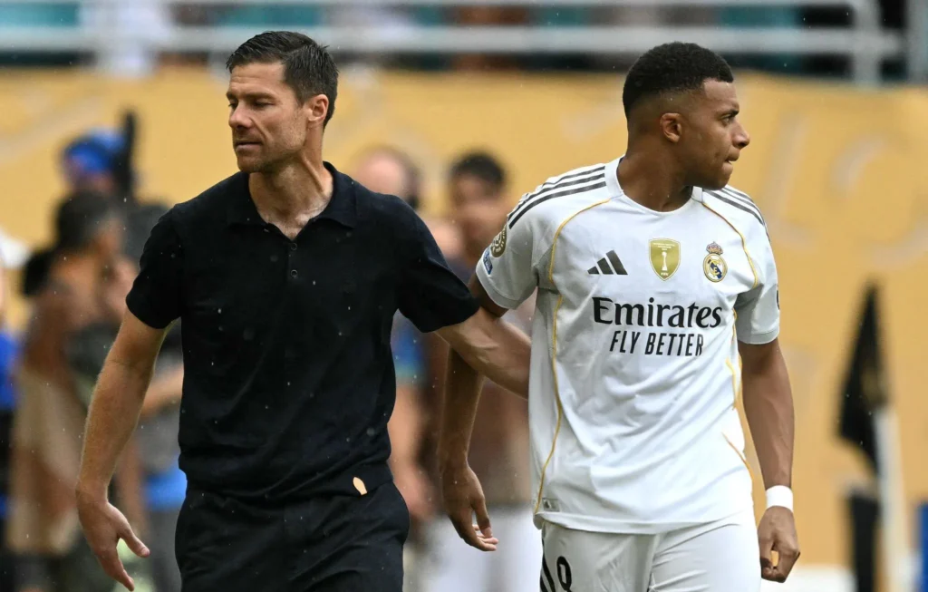 كيليان مبابي لاعب ريال مدريد مع المدرب تشابي ألونسو