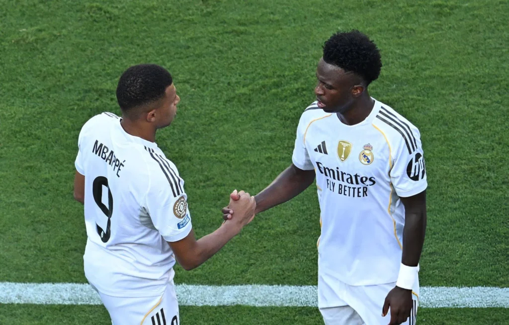 فينيسيوس جونيور لاعب ريال مدريد مع كيليان مبابي