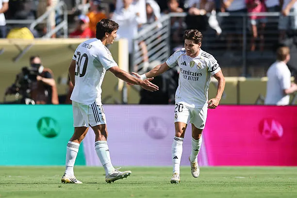 فران جارسيا مع غونزالو غارسيا خلال مواجهة ريال مدريد ضد بوروسيا دورتموند