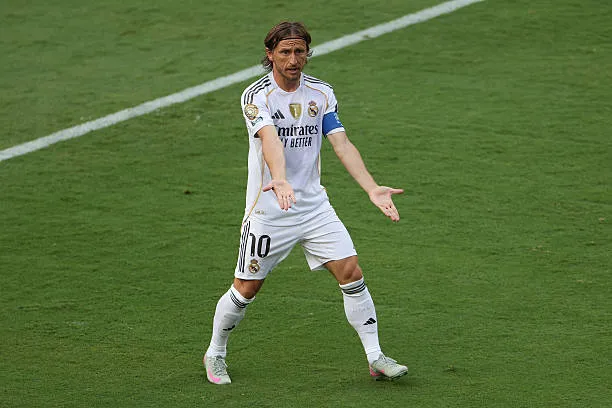 لوكا مودريتش لاعب ريال مدريد من مباراة نصف نهائي كأس العالم للأندية ضد باريس