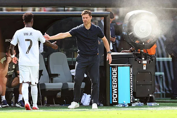 فينيسيوس جونيور لاعب ريال مدريد مع تشابي ألونسو فينيسيوس جونيور لاعب ريال مدريد مع تشابي ألونسو