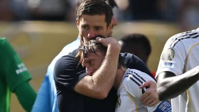 مودريتش وتشابي ألونسو بعد مباراة ريال مدريد ضد باريس سان جيرمان في نصف نهائي كأس العالم للأندية