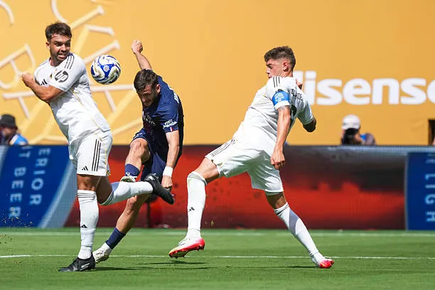 khvicha kvaratskhelia of psg dur بعد الهزيمة ضد باريس.. قرار مفاجئ من الاتحاد الإسباني يصدم ريال مدريد