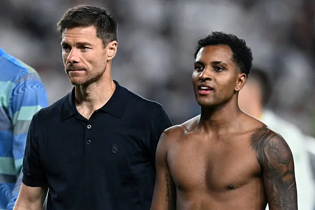 رودريغو لاعب ريال مدريد مع المدرب تشابي ألونسو