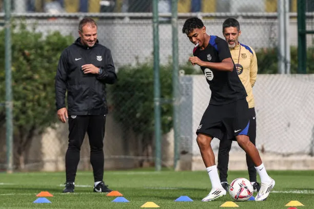 لامين يامال لاعب نادي برشلونة مع هانز فليك