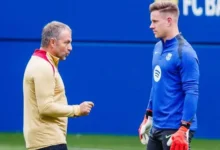 تير شتيغن حارس برشلونة مع المدرب هانز فليك