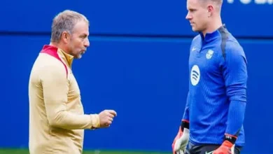 تير شتيغن حارس برشلونة مع المدرب هانز فليك